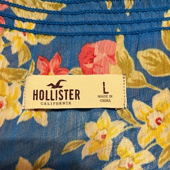 HOLLISTER Flowy, Loose-Fit Sheer Bold Floral 🌺 - Picture 3 of 13